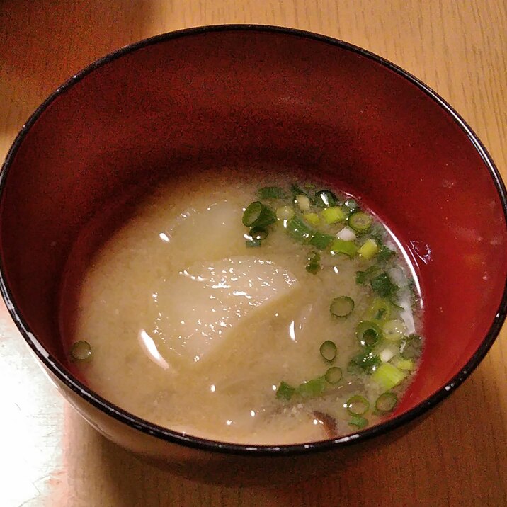 じゃがいもと玉ねぎとしめじの味噌汁